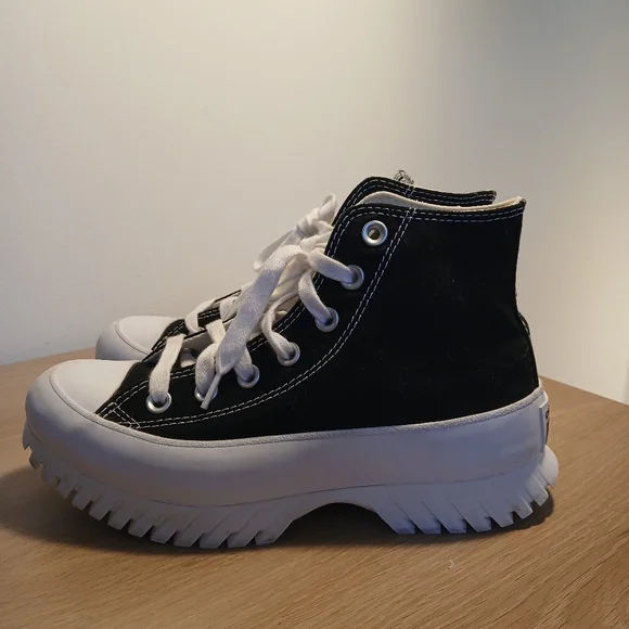 Converse Women’s Chuck Taylor All Star Lugged 2.0 High-Top Sneakers Size M4 / W6 - Picture 3 of 11